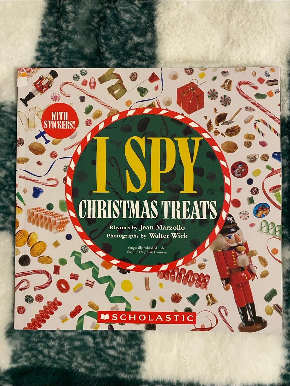 New🌈 Scholastic I Spy Christmas Treats Book picture look and find
